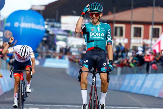 NftCycling_'s tweet photo. The stage 4 victory was won by the German cyclist @lennardkaemna (Bora-Hansgrohe) ahead of the Spaniard @juanpelopez97 (Trek-Segafredo). Juanpe Lopez is proclaimed the new leader of the #Giro d'Italia. 17th Spaniard in history to wear the maglia rosa. 

#giro2022 #giro105 #etna https://t.co/60F6MKVly2