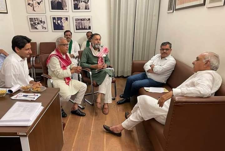 अपने पराए की पहचान नहीं हुड्डा साहब
उन्होंने आंदोलन बेच खाया
<a href="/DeependerSHooda/">Deepender Singh Hooda</a> 
<a href="/BBCHindi/">BBC News Hindi</a> 
<a href="/BhupinderShooda/">Bhupinder Singh Hooda</a> 
<a href="/CobraTelevision/">कोबरा टेलीवीज़न</a> 
<a href="/nainreeman/">reemannain</a> 
<a href="/GurnamsinghBku/">Gurnam Singh Charuni</a> 
<a href="/Hindkesarinews/">Hind kesari News</a> 
<a href="/SandeepSinghroh/">Kisan Sandeep Singroha</a> 
<a href="/inderjeetbarak/">Inderjeet Barak🌾</a> 
<a href="/ramanmann1974/">Ramandeep Singh Mann</a> 
<a href="/SNK238/">किसान संदीप किरढ़ाण</a> 
<a href="/DeepakFoji13/">Deepak Foji</a> 
<a href="/DrDev7/">Devender Balhara</a> 
<a href="/kisanItcell1/">Kisan It Cell</a>