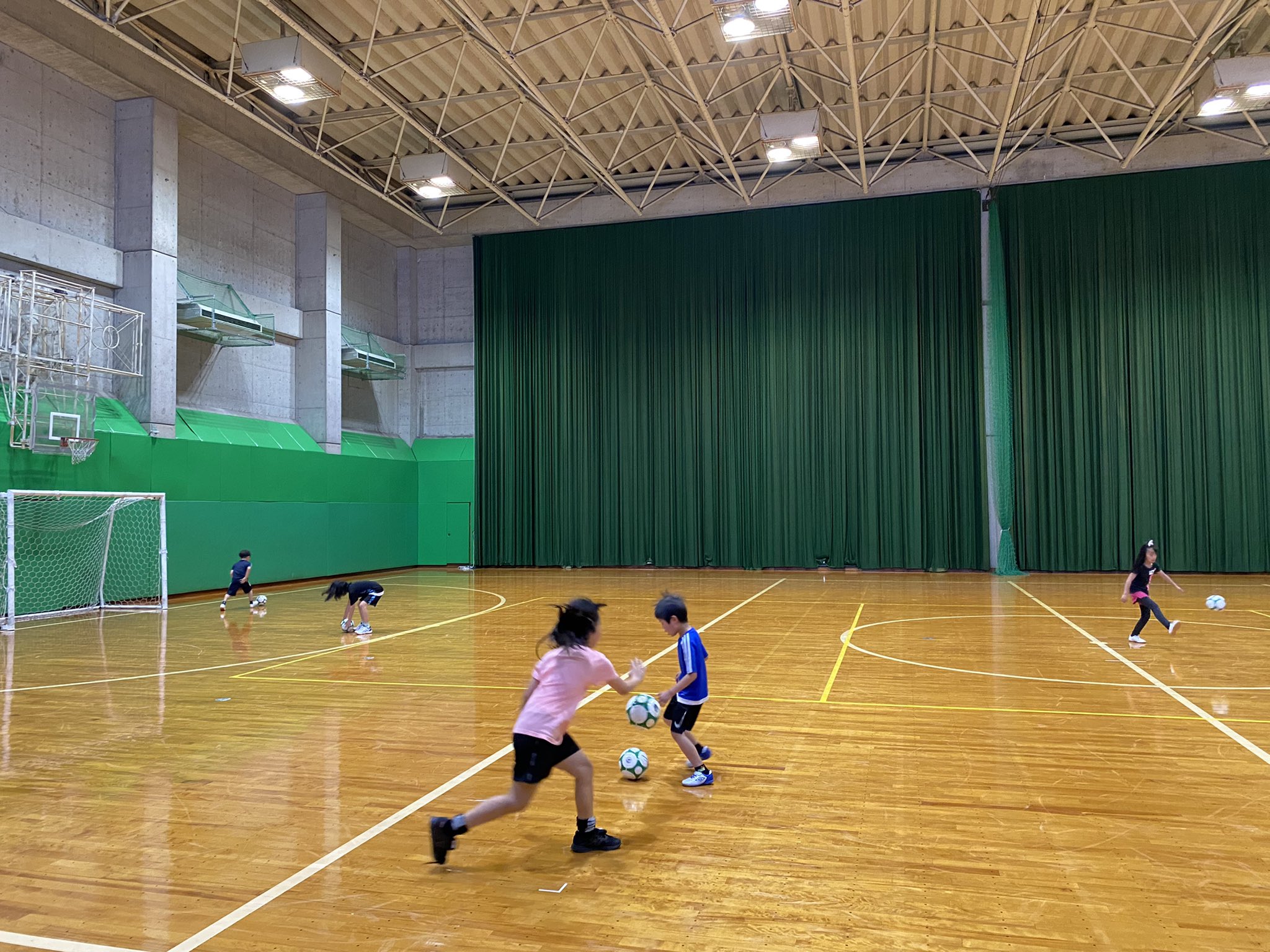 ｌｓフットサルスクール こんばんは Lsフットサルスクールです 写真はリフティングをしている様子です まずはワンバウンド リフティングから フットサルボールはなかなか跳ねない中 正確にリフティングをする練習をしました 是非一緒にボールを