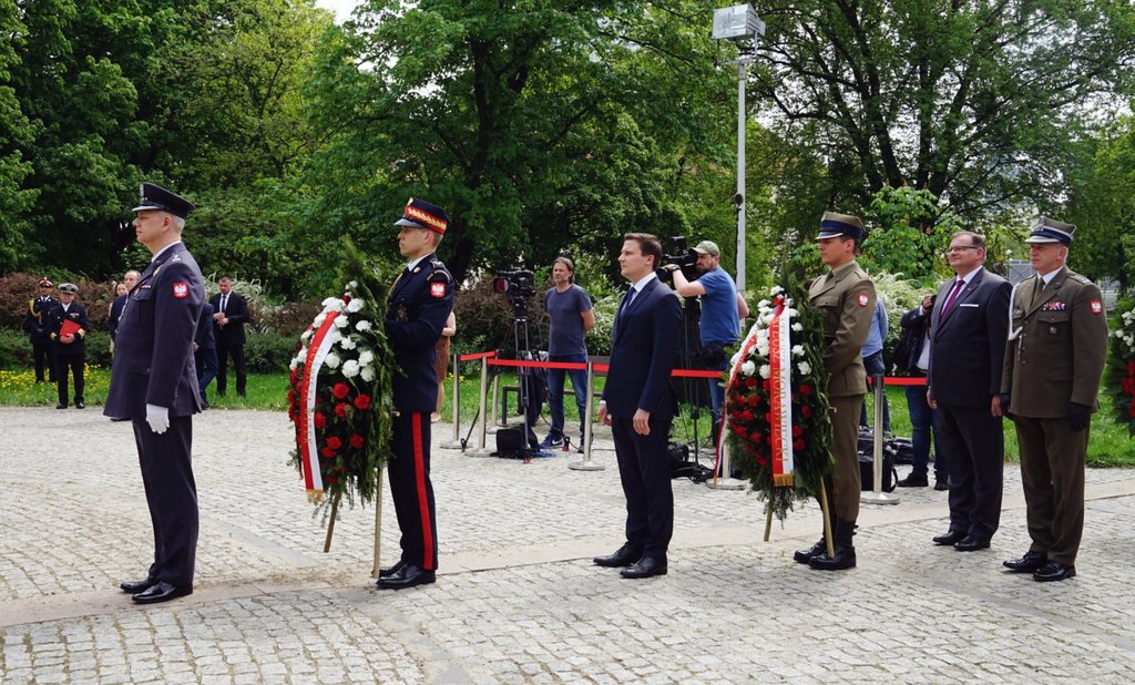 Kombatanci's tweet photo. W wyrazie pamięci o bohaterskim czynie 🇵🇱 żołnierzy #2KorpusPolski oraz ich dowódcy #GenAnders przedstawiciele władz i instytucji państwowych oraz akredytowani w Polsce ambasadorowie złożyli dziś wieńce i wiązanki kwiatów pod pomnikiem #MonteCassino w #Warszawa. https://t.co/EMTIptQ5WY