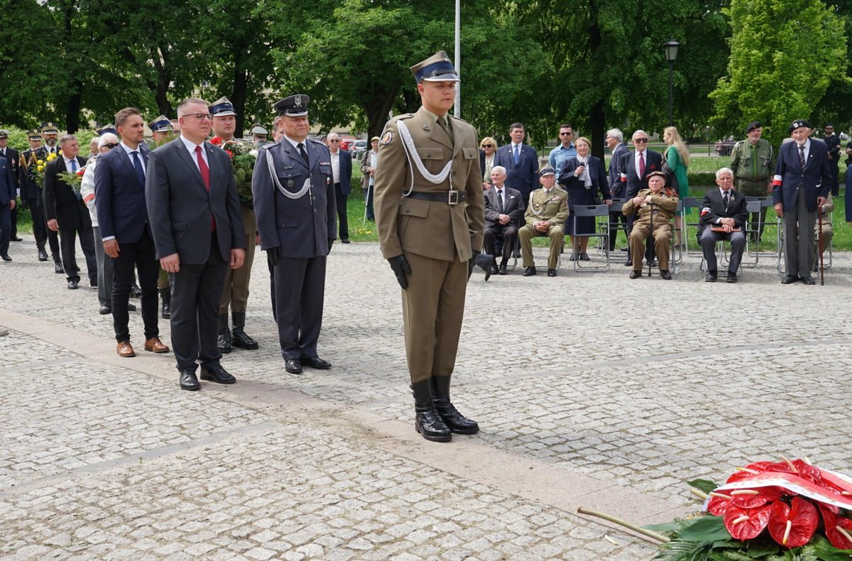 Kombatanci's tweet photo. W wyrazie pamięci o bohaterskim czynie 🇵🇱 żołnierzy #2KorpusPolski oraz ich dowódcy #GenAnders przedstawiciele władz i instytucji państwowych oraz akredytowani w Polsce ambasadorowie złożyli dziś wieńce i wiązanki kwiatów pod pomnikiem #MonteCassino w #Warszawa. https://t.co/EMTIptQ5WY