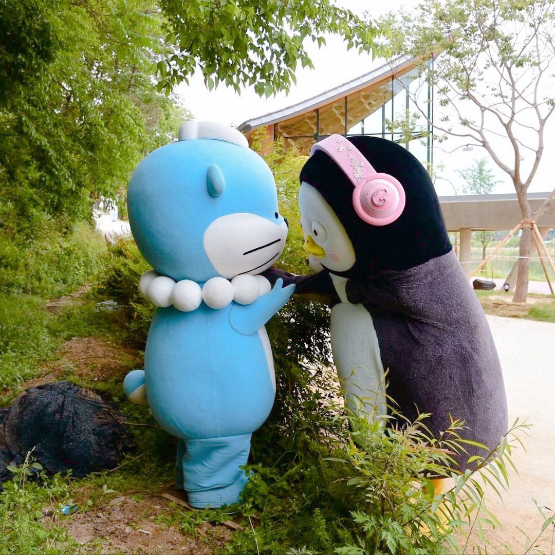 giantpeng88's tweet photo. 우리 펭수 왜 사진 찍힌거마다 얘 멱살 잡고 있나요(? 
ㅋㅋㅋㅋㅋㅋㅋㅋㅋㅋㅋㅋㅋㅋㅋㅋㅋㅋㅋㅋ https://t.co/F3JD493oKv