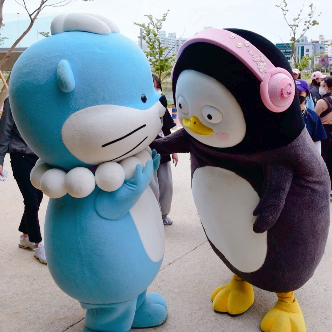 우리 펭수 왜 사진 찍힌거마다 얘 멱살 잡고 있나요(? 
ㅋㅋㅋㅋㅋㅋㅋㅋㅋㅋㅋㅋㅋㅋㅋㅋㅋㅋㅋㅋ