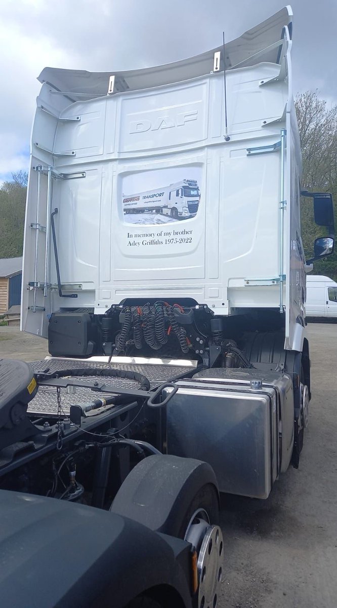 GreenhousComme's tweet photo. A very special New Generation DAF ❤️

This New Generation DAF XF 530 FTP with Tipping Gear has been delivered into Roger Griffiths Transport, supplied by Salesman Jack Potts. 

#DAF #daftrucks #NewGeneration #XF #DAFXF #StartYourFuture #rogergriffithstransport #trucks #driver https://t.co/Ry6GQZLA7M