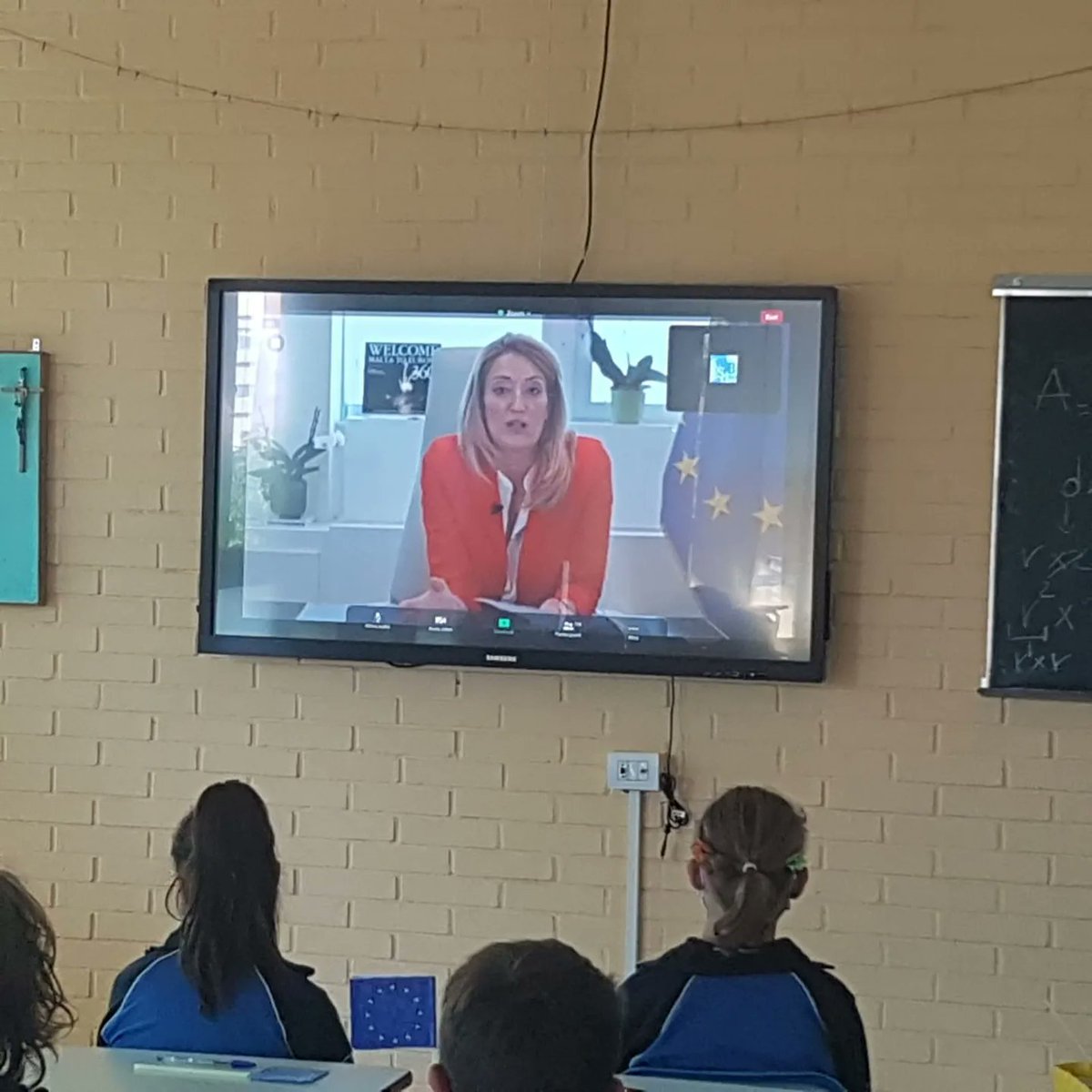 sdbpaderno's tweet photo. Collegarsi via Zoom con  Roberta Metsola, Presidente del Parlamento Europeo, che ha risposto alle domande dei bambini collegati, è stato oggi un privilegio per i nostri bimbi di #5primaria https://t.co/6HwCGLscX2