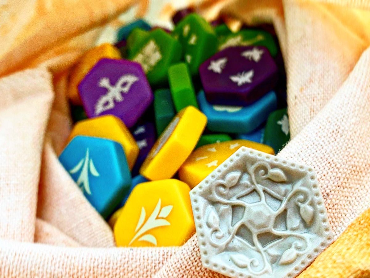 ludosaurus_vlc's tweet photo. Con un 83% de los votos a su favor el nuevo juego de la Estantería de Alquiler de Ludosaurus es… ¡¡el Azul Jardín de la Reina de @Asmodee_Spain!!
Al final ha ganado el coche nuevo al clásico incombustible 😄
A partir de mañana ya podéis alquilarlo en #Ludosaurus 😊🦕 https://t.co/Rawva6IKDe