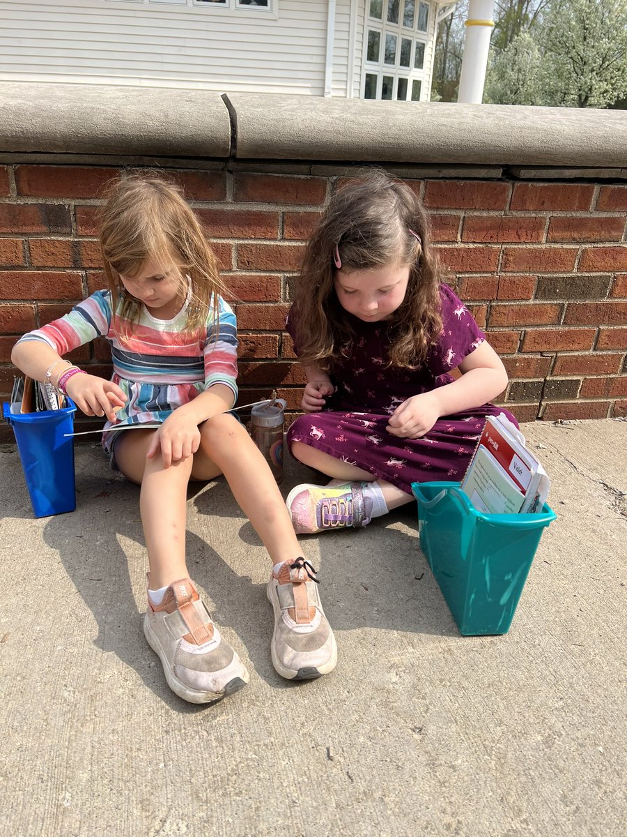randifogel's tweet photo. Nothing better than enjoying Reader’s Workshop in the sun on this beautiful day! Lots of guided reading and partner reading happening in 1st grade! Thanks Ms. Cohen for including me today! #gretchkostars https://t.co/Uh6Ke4sfIs