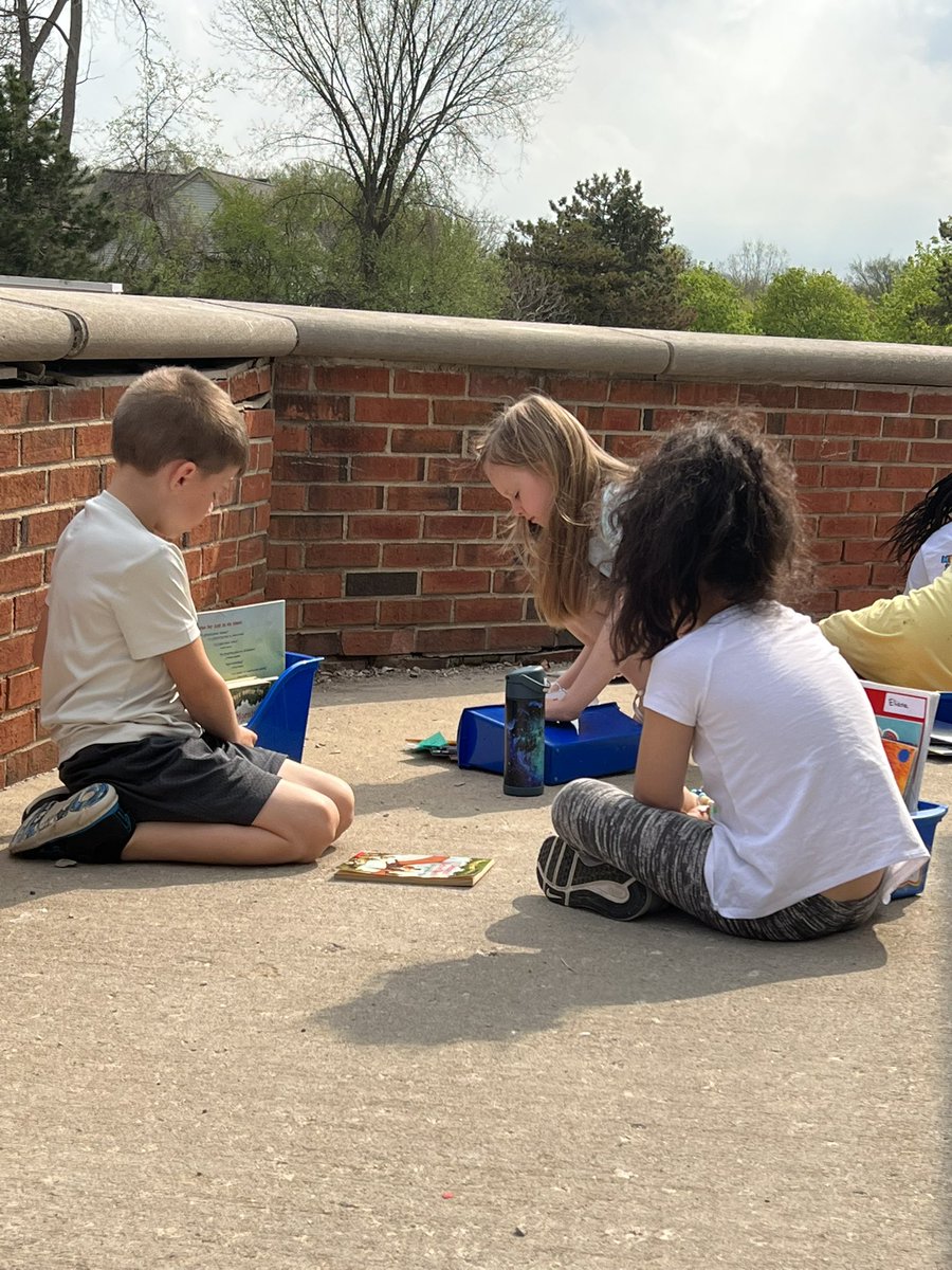 randifogel's tweet photo. Nothing better than enjoying Reader’s Workshop in the sun on this beautiful day! Lots of guided reading and partner reading happening in 1st grade! Thanks Ms. Cohen for including me today! #gretchkostars https://t.co/Uh6Ke4sfIs
