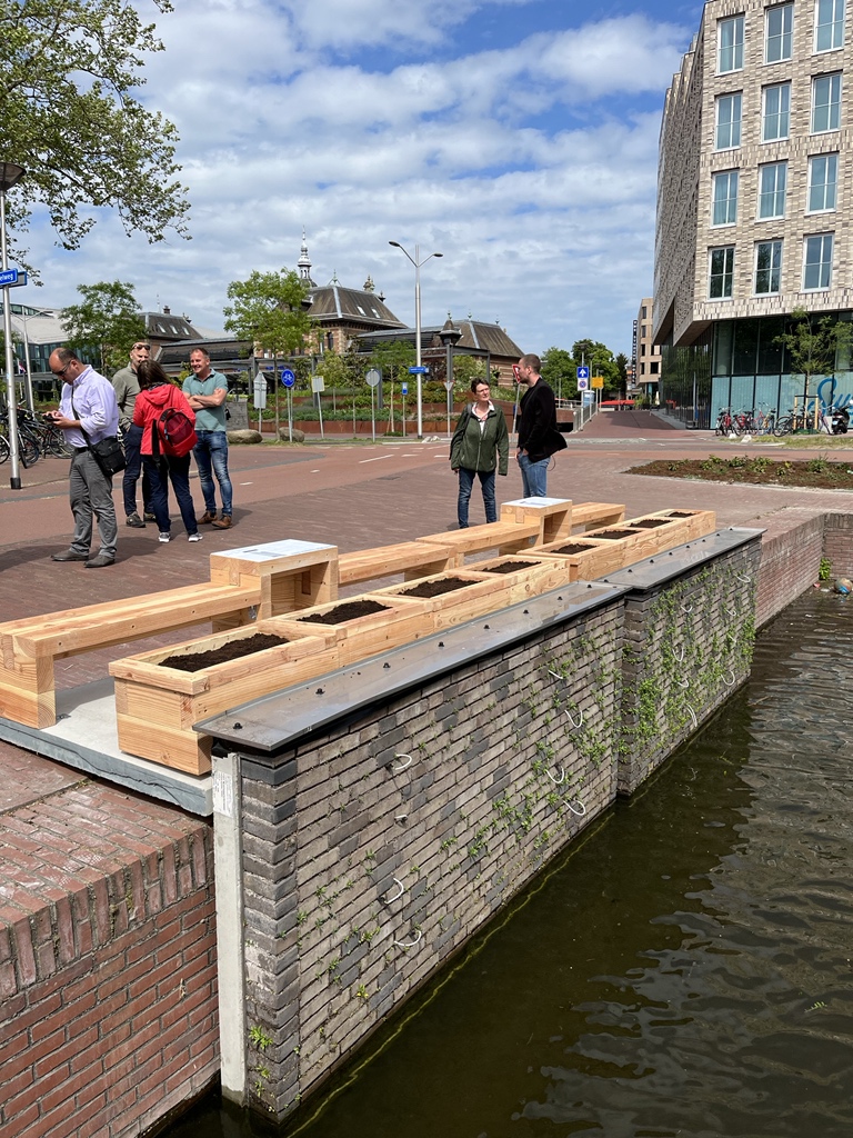 RoelKlei's tweet photo. In Delft ontstaat een spin-off van ons GreenQuays project in de #NieuweMark. Hier worden kademuren getest zonder mortel. Droog gestapeld met enkel potgrond en biologische lijm er tussen. Interessant! https://t.co/YQdVxkX06l