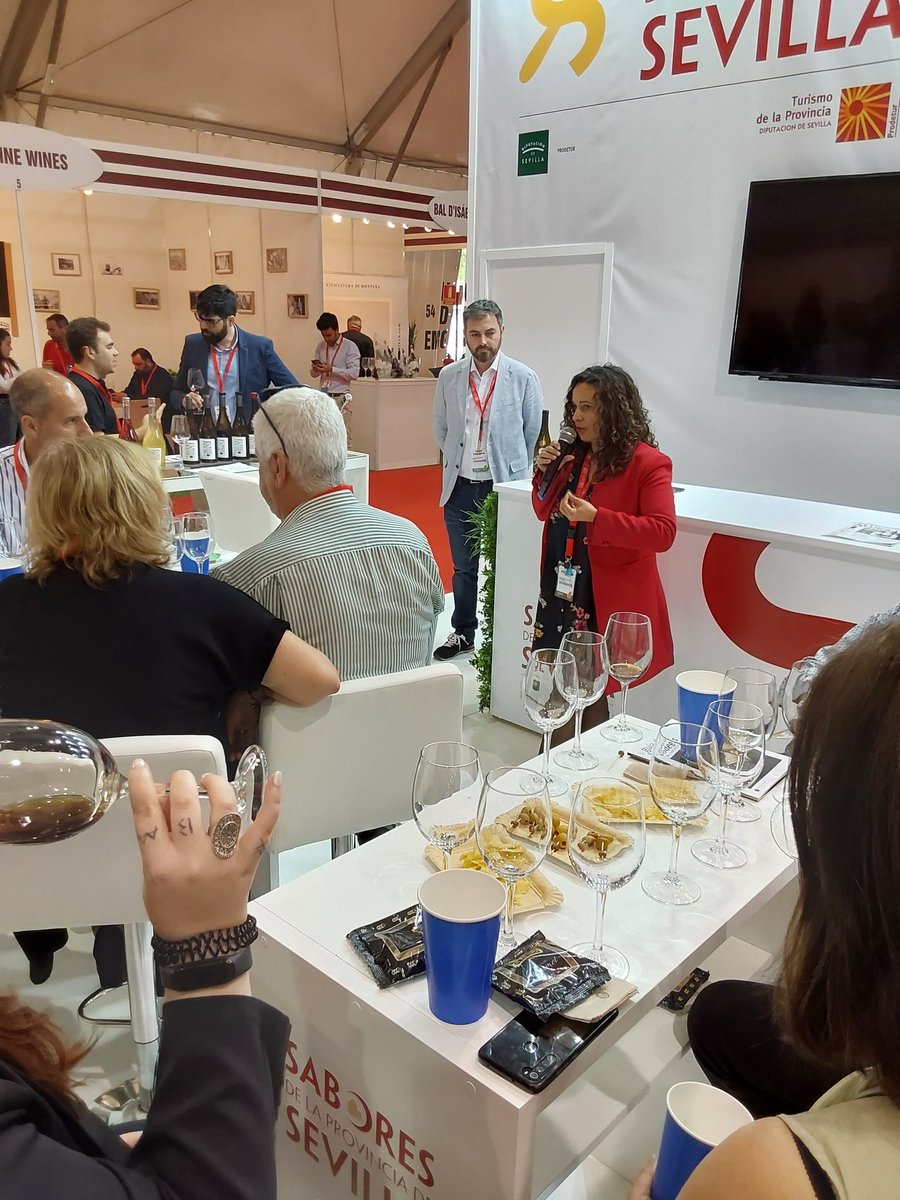 SaboresSevilla's tweet photo. 🥃🥃Presentación #cata #maridaje de 🍇 @VermutFlorum con su #VermutRojo de #AlcaládeGuadaíra➡️ en nuestro stand de #SaboresdelaProvinciadeSevilla @Fenavin_Oficial #CiudadReal.
#ProvinciadeSevilla #VermutFlorum #Vermut #lahoradelvermut #TdsVinos
🌐 https://t.co/FmBdrydWud https://t.co/X3kdLnjMne