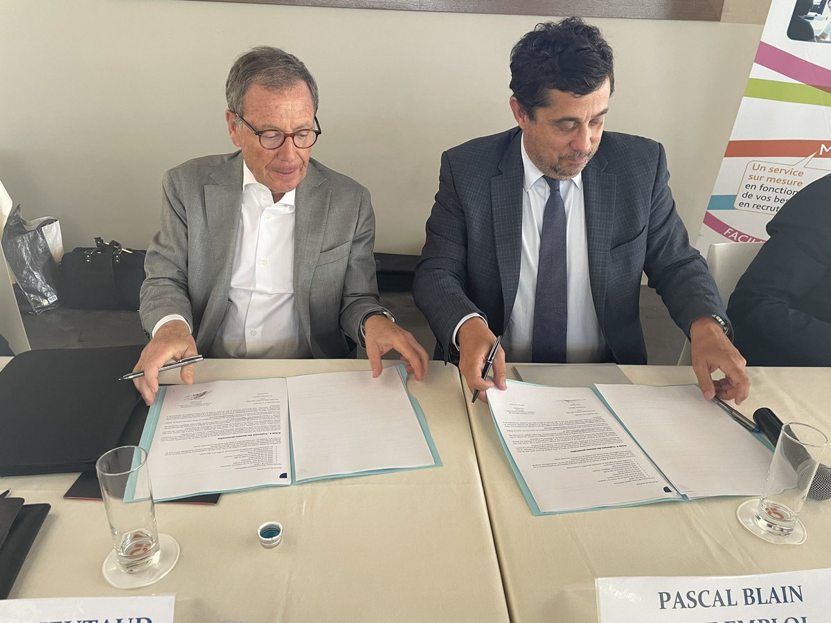 L’AG @FntvPacaCorse a été suivie d’une table ronde sur les difficultés de recrutement du #TRV avec des prises de parole de <a href="/jpserrus/">Jean-Pierre Serrus</a> <a href="/pascalblain13/">pascal blain</a> <a href="/Yvon_Grosso/">Yvon Grosso</a> <a href="/jsbarrault/">Barrault J-Sébastien</a> et la signature d’une convention partenariale @poleemploi_paca @FntvPacaCorse