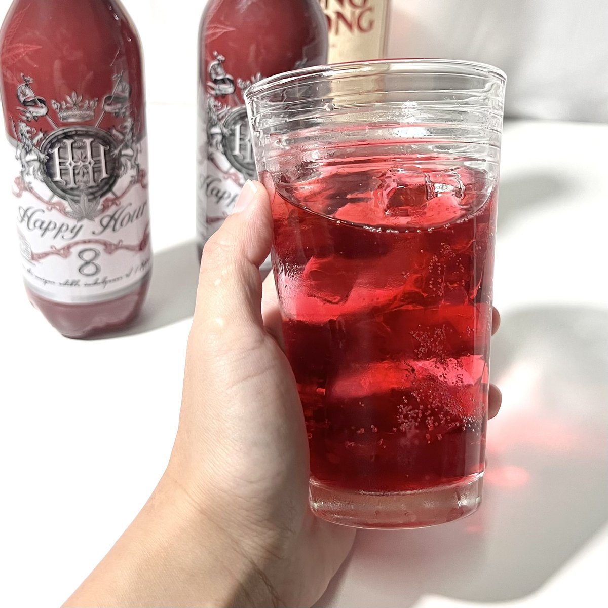 Phanbie's tweet photo. หลับสบายแน่คืนนี้ แค่มี Happy Hour เป็นเพื่อนก่อนนอน น้องเป็นน้ำกัญชาอัดก๊าซ ชอบตรงไม่หวาน ดื่มแล้วสดชื่น อารมณ์ดีสุด นี่แอบเอาแอล #ผสม นิดๆก็อร่อย ดื่มง่ายลื่นคอมาก ตื่นมาไม่มีแฮงค์เลย คนนอนยากๆต้องไปโดนแล้ว ขวดละ 25 บา���น้า #อร่อยไปแดก #mixเหล้ากับกัญ #กัญ #happyกัญ #อร่อยบอกต่อ https://t.co/HbcuQtCbJz