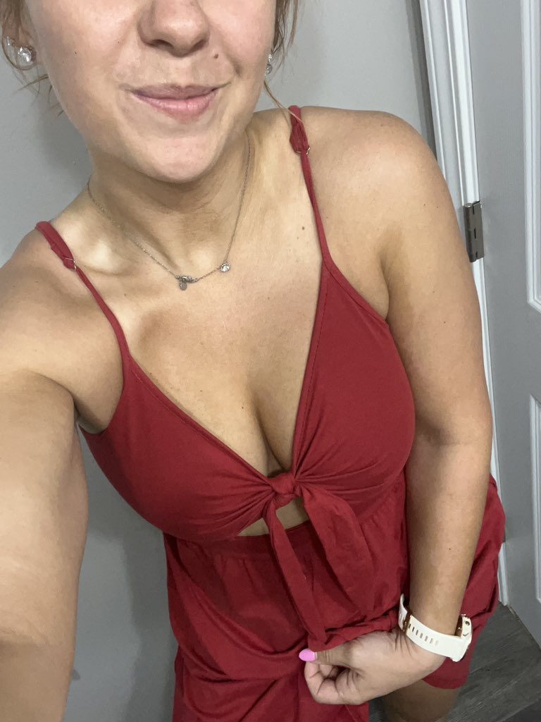 It’s sundress season 🔥 easy access 
RT if you’d try to sneak a peak 😜