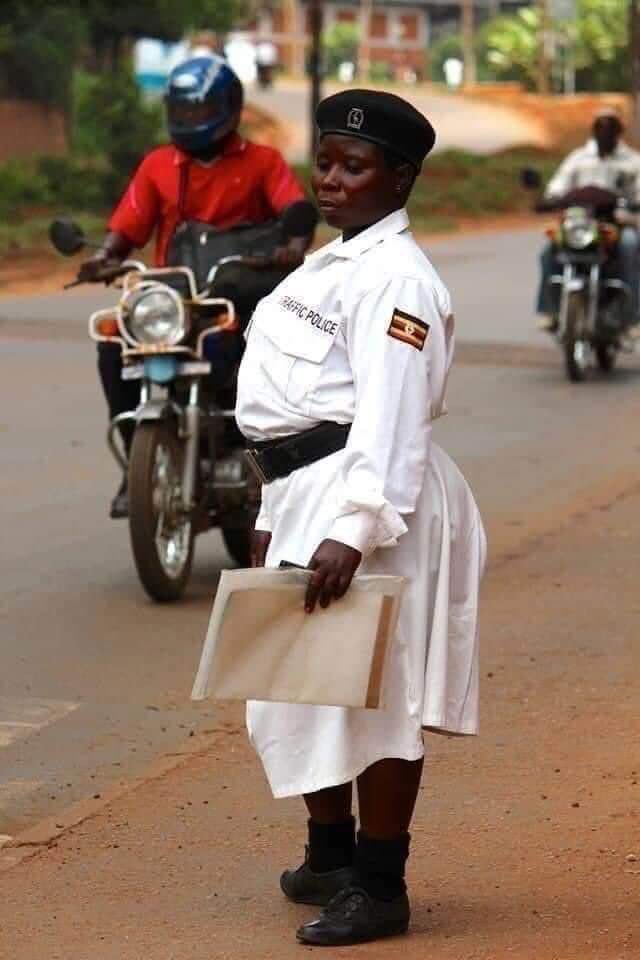antonio_waz's tweet photo. #KenyaVsUganda
Kenyan police woman  vs Uganda omupolisi https://t.co/VPC7WXdRUm