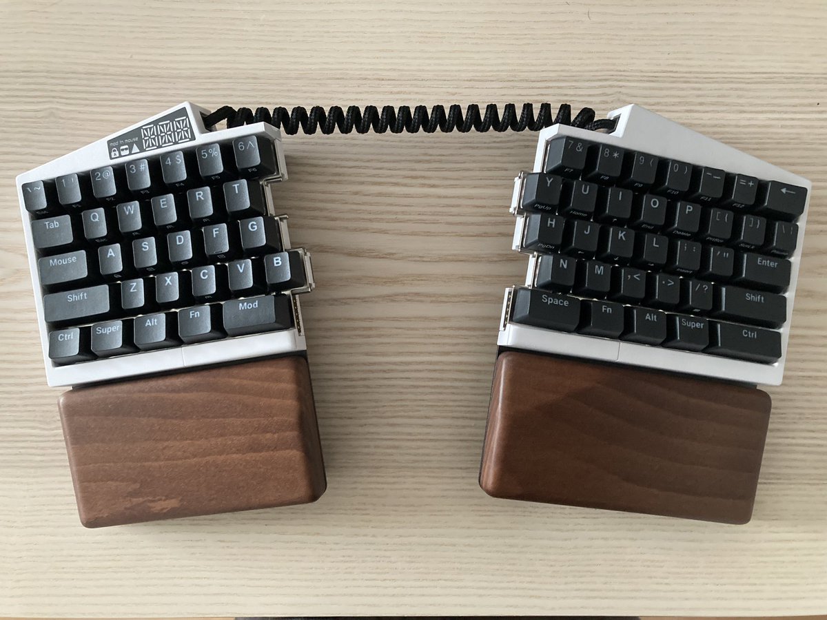 kyoncy_site's tweet photo. 1年前に注文したキーボードがようやく届いた。今まで使ってたのと比較してESCと十字キーなくてFnがなんか特殊っぽいから慣れるまで時間かかりそう。
#UltimateHackingKeyboard https://t.co/kD1r1QDGaa