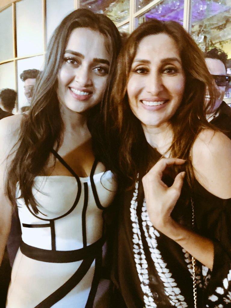 bombaysunshine's tweet photo. Meeting for the first time after BB.. actually meeting for the first time ever! 😄 Supported her in BB becuz she was #karanvirbohra's friend.. but now I'm stealing her away! Haha! 😄 So grt catching up, lovely! See u agn soon! :) @itsmetejasswi #TejasswiPrakash @KVBohra https://t.co/KTeXClbbNO