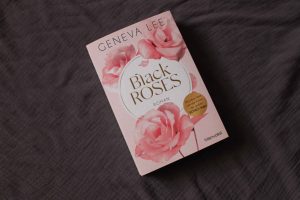 SapisBlog's tweet photo. Black Roses (Geneva Lee) (blanvalet) - https://t.co/l36htyRBtt #blanvalet #lesenistschön #lesen #Buchblog #Buchblogger #books4life #Buch #lesenmachtglücklich #Bücherliebe #büchersucht #booknerd #Leseratte #GenevaLee https://t.co/Y9AHIGQ33i