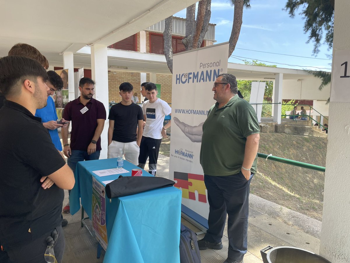 alandav_'s tweet photo. Gracias a @HofmannPersonal por acompañarnos en la I Feria de Emprendimiento organizada por @aeiesfuentepina.
#HofmannPersonal viene a ofrecerle una oportunidad de #prácticas en empresa #FCT al alumnado de #Automoción del Centro #SomosFuentepiña 
@ProInnoAnd @EducaAnd @FPAndaluza https://t.co/N75agnzLqK