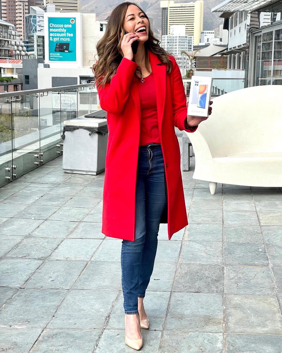 Sugafunk's tweet image. If you’re looking for your next phone 📱, I’ve just found it. I got my hands on the brand new #HONORX8. It’s sleek, has 4 cameras that comes with Duel View and Night Mode and charges faster than you can say loadshedding…😊

#MorningsWithSuga
#honorx8 
#heartfmhonorxroll