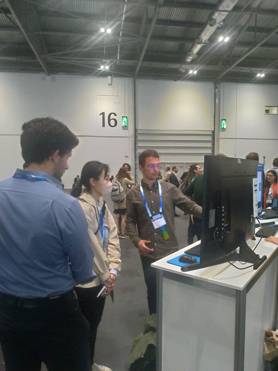 nifm_gin's tweet photo. L'équipe participe ces jours ci à l'#ISMRM2022, le congrès international de résonance magnétique, afin d'échanger sur les derniers travaux du domaine. @benjaminpixyl a présenté ses travaux sur l'incertitude des segmentations par réseau de neurones #Neuroimaging #MRI #AI #London https://t.co/OedL512xWx
