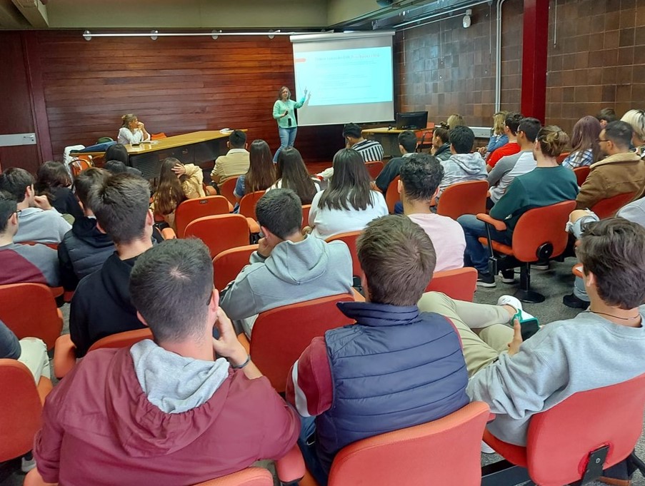 ubfacecoiempres's tweet photo. Presentació de candidatures al #ProgramaEUS per al curs 2022-2023:
👉🏽Docència en anglès i pràctiques remunerades.
🗣️Estudiants d’#ADE o #Economia que hagin superat 120 crèdits.
📑Tenir una nota mitjana de l’expedient superior o igual a 7.
🔗Més info: https://t.co/5R7BOHWjoS https://t.co/uFdIX6DzpY