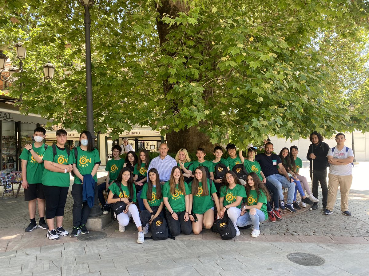 ieducando's tweet photo. 🔚Finaliza el #Classonmove de 📌 #Granada
¡Gracias a los alumnos del IES Ángel Ganivet por su participación y a sus profesores para afrontar este reto de dar clase en plena calle!
#ieducandoeventos https://t.co/FXYMTnN9wl