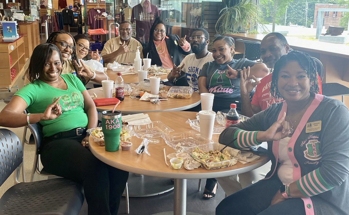 MzVee08's tweet image. May 10, 1930, the National Pan-Hellenic Council was formed. Thus was the beginning of what is now known as The Divine Nine. To celebrate, several colleagues gathered for lunch. Nothing but Greek love no matter what color we had on!🖤💛💗💚❤️🤍💙🤍
#NPHC #D9 #nphcstrongertogether