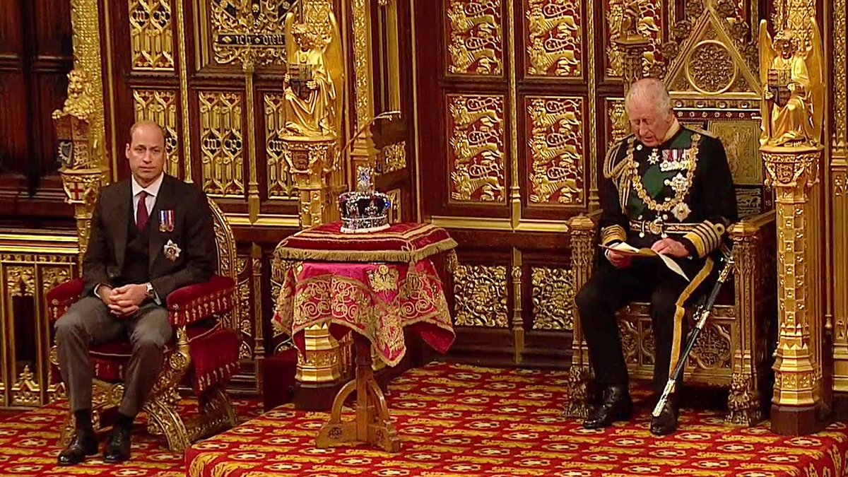 WalterLiberace's tweet photo. All that's missing is my piano, don't you think? #LiberaceArmy #KingOfBling #TaaDaa #Love https://t.co/WO0Zja3fM7