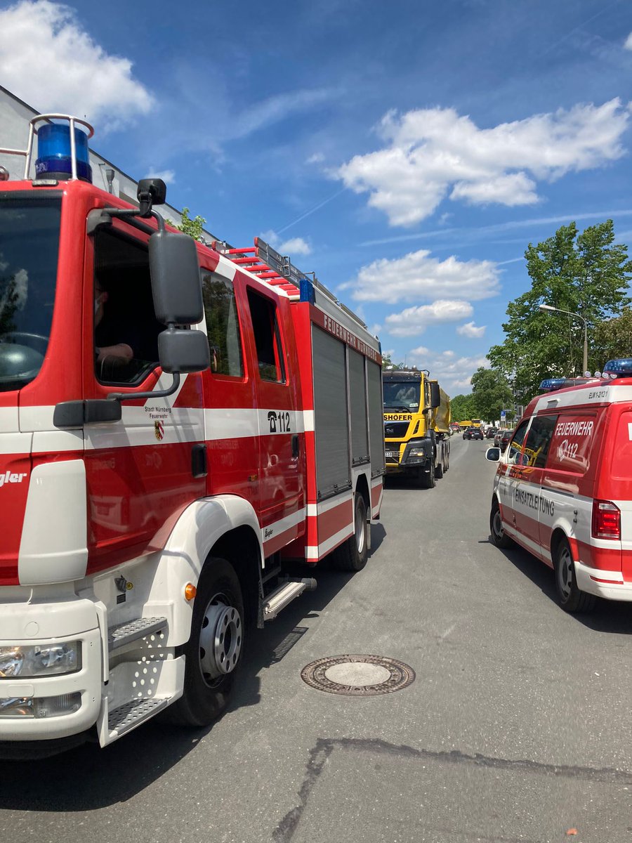 Derzeit laufen die Nachlösch-/ Abrissarbeiten in der Grünewaldstraße. Hierbei bringen mehrere LKW unter Begleitung eines Löschfahrzeugs den Brandschutt zur Deponie im Marthweg. Wir bitten darum, sich NICHT zwischen die gelben Reithelshöfer LKW und unser Löschfahrzeug zu drängen!