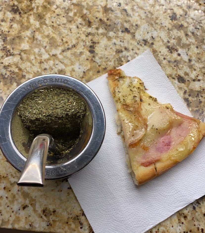 la pizza con mate es un regalo del cielo 😁