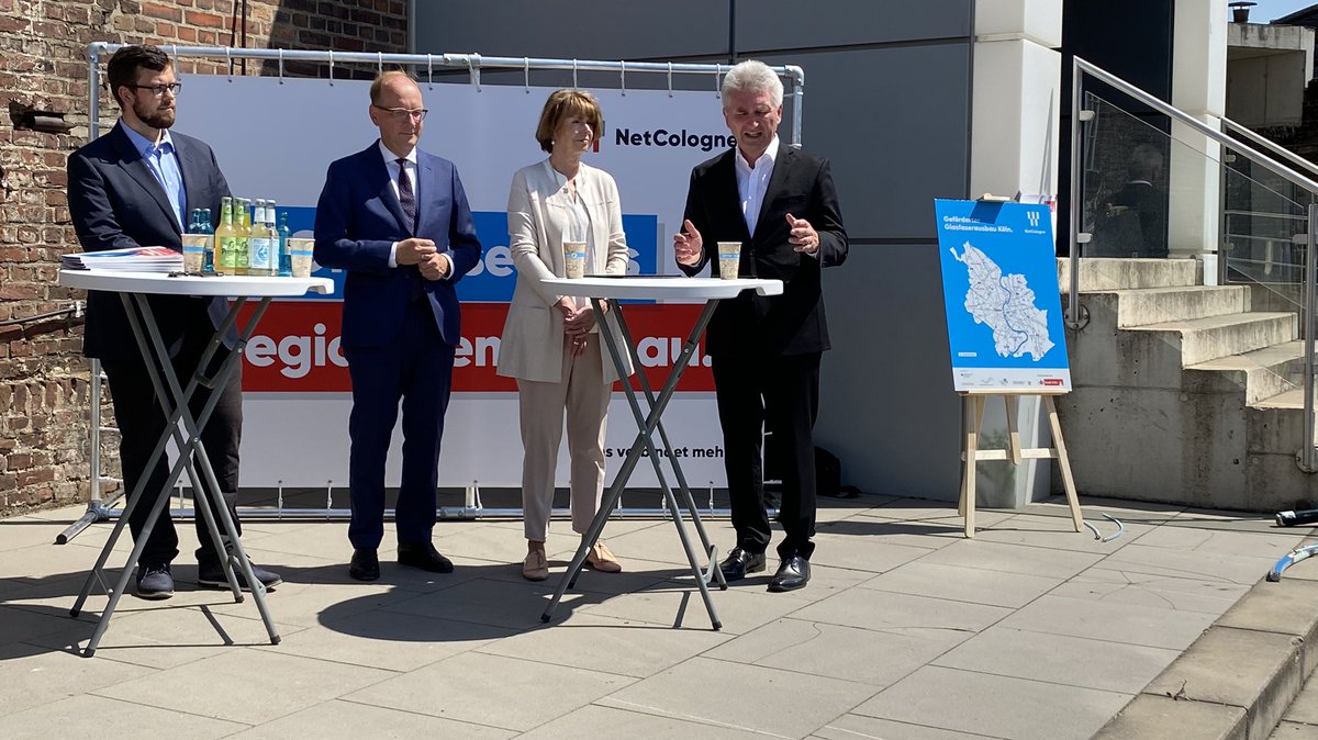 @A_pinkwart mit <a href="/HenrietteReker/">Henriette Reker</a> und @netCologneNEWS-Chef Lepel: <a href="/Koeln/">Stadt Köln</a> und #NRW kommen beim Gigabit-Ausbau voran: >70 % der #NRW Haushalte haben Zugang zu ultraschnellem Breitband, 2018 waren es 9 %. Große Fortschritte bei Schulen und Gewerbegebieten. #DigitalDurchstarten