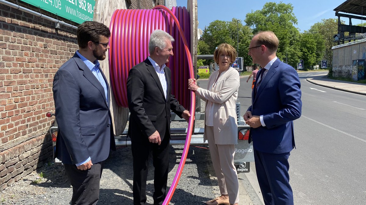 WirtschaftNRW's tweet photo. @A_pinkwart mit @HenrietteReker und @netCologneNEWS-Chef Lepel: @Koeln und #NRW kommen beim Gigabit-Ausbau voran: >70 % der #NRW Haushalte haben Zugang zu ultraschnellem Breitband, 2018 waren es 9 %. Große Fortschritte bei Schulen und Gewerbegebieten. #DigitalDurchstarten https://t.co/KFSLKFNGEL