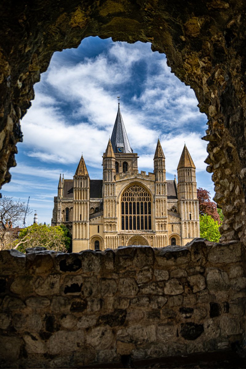 Rochester Cathedral the second oldest Cathedral in England viewed through the castle wall #visitkent #visitrochester #nikonphotography #kenthistory #photography #nikond5600 #nikon #lightroom #amaturephotography #daytrip #kentphotographer #kentphotostories