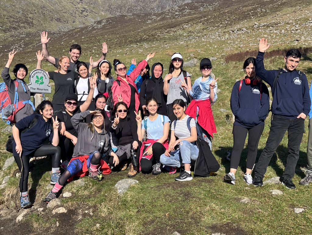 On the day the Taliban assaulted women's rights by mandating the full burqa in public, 20 Afghan ladies made them look moronic by conquering the Mourne Mountains.

We even celeb-spotted <a href="/mattuthompson/">Matthew Thompson</a> and BBC legend Noel Thompson!
 
@afghan_ascend again empowering Afghan women.