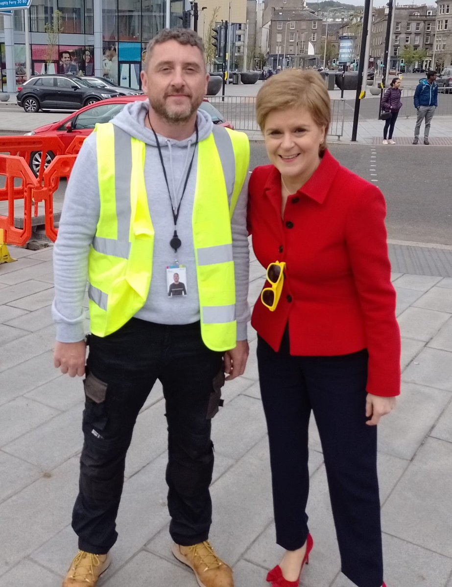AWTG_Ltd's tweet photo. Wonderful to see the AWTG team working hard to bring standalone #5G and public WiFi 6 to drive economic growth and social value in #DundeeCity. And nice that First Minister of Scotland, Nicola Sturgeon, dropped by to give her support and encouragement. https://t.co/BTE1wtyscM