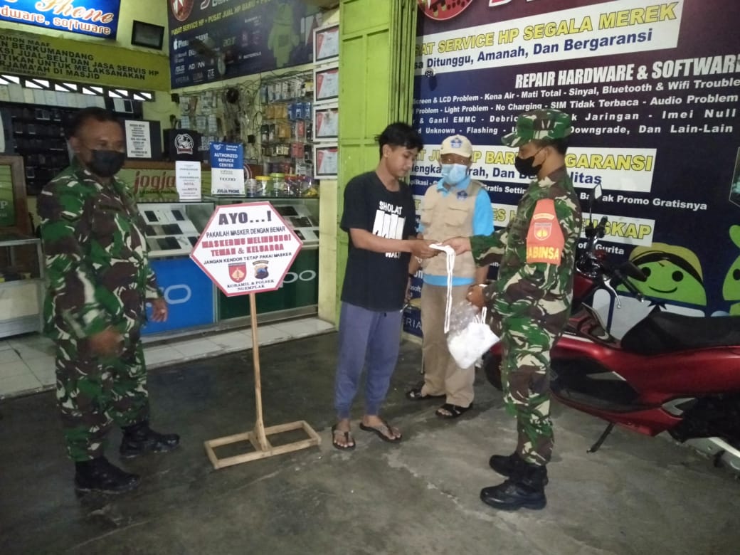 11Ngemplak's tweet photo. 3 orang anggota Koramil 11 Ngemplak Dpp Sertu Eko Tribowo bersama dengan tim Gugus Covid19 Kecamatan Ngemplak untuk menjaga agar covid19 cepat hilang terus melaks Yustisi Prokes dan bagi masker di counter counter HP di wilayah Kecamatan Ngemplak Boyolali
@kodim0724byl 
@KoremSolo https://t.co/OeNdepmGYx