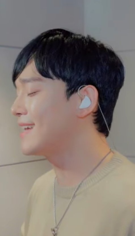 bottomperdae's tweet photo. hair looking like he put them down after being styled with hairspray cause they are naturally more puffy DID HE STYLE HIS HAIR FOR A PHOTOSHOOT BEFORE FILMING THE COVER???? https://t.co/4mT2OXCLQS