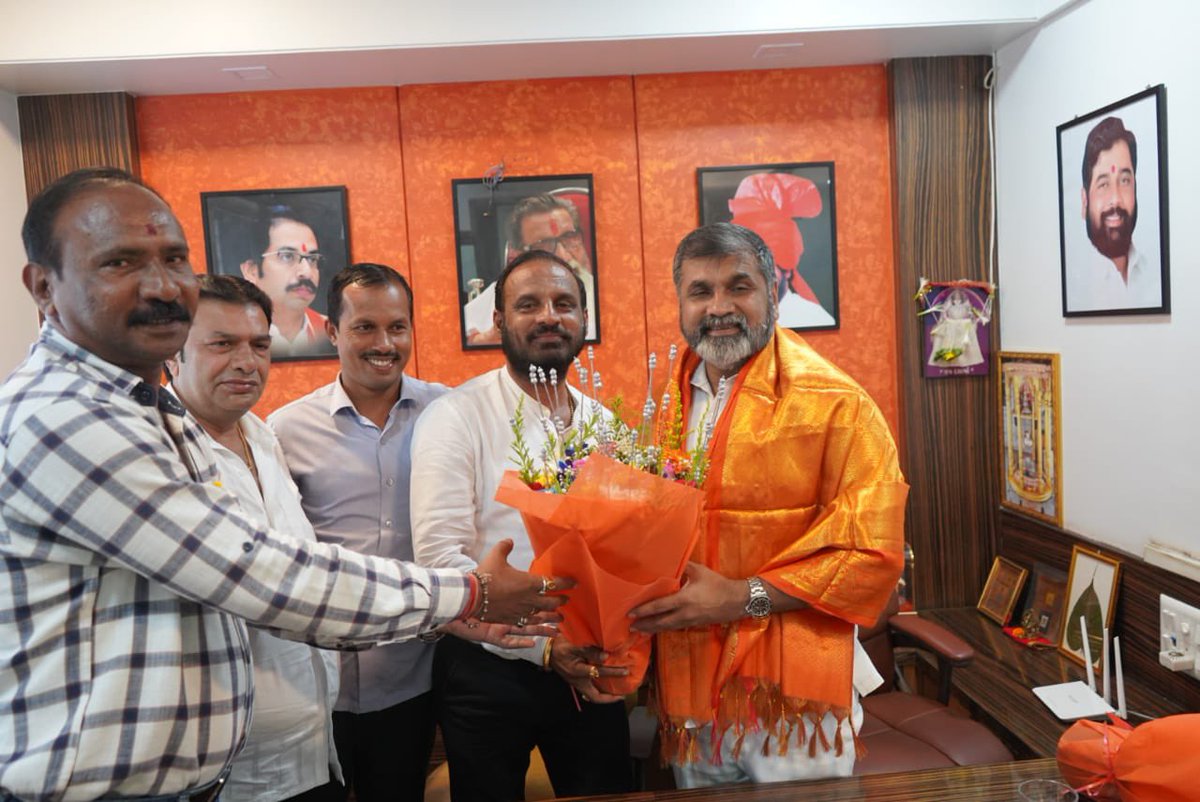 AhirsachinAhir's tweet photo. शिवसेना जिल्हाप्रमुख राजेश शाह जी यांच्या कार्यालयाला भेट व आमदार @ShrinivasCVanga जी  यांच्या सोबत सदिच्छा भेट घडली आणि शिवसेना पदाधिकारी व कार्यकर्त्यांशी संवाद साधला.
@ShivSenaPalghar 
#ShivSena 🚩 https://t.co/8WV4iYr4Nw