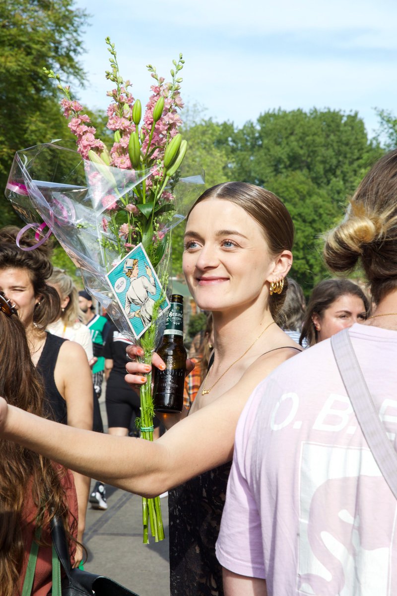 op de boekpresentatie, had letterlijk gister spierpijn in mijn wangen van al het lachen. zit nog steeds op een oranje wolk.
