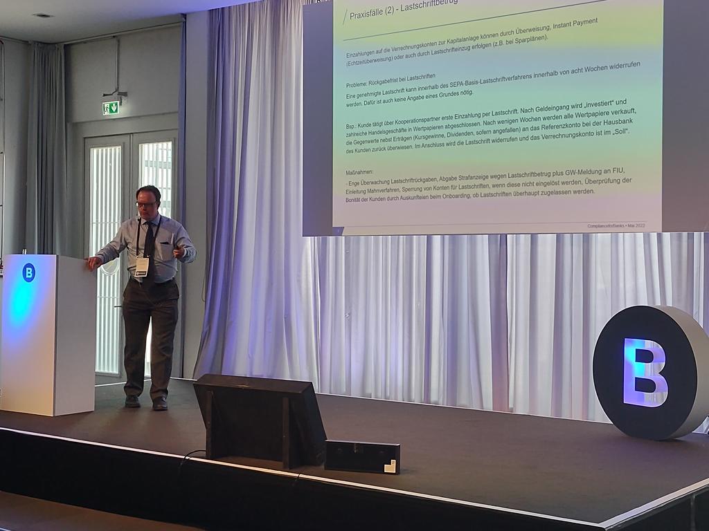 BANKINGCLUB's tweet photo. Welche Compliance-Anforderungen es im Geschäft mit Neobrokern zu erfüllen gibt, erläutert Marco Backes von der @Baader_Bank bei #cfb22. #Compliance #Event https://t.co/yMsHuTj8pi