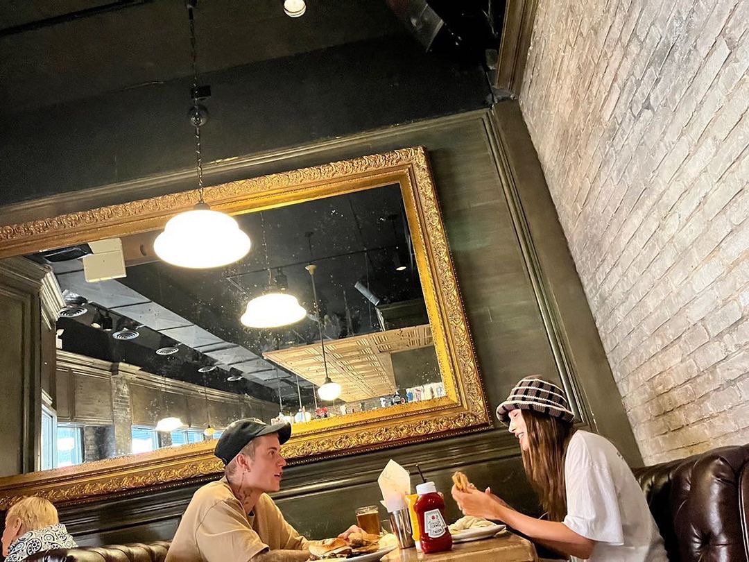 jbtraacker's tweet photo. Fan taken photo of Justin Bieber and Hailey Bieber at Au Cheval in Chicago,IL (May 10) 
📷 annaslovis https://t.co/Ug1nGLnvSW
