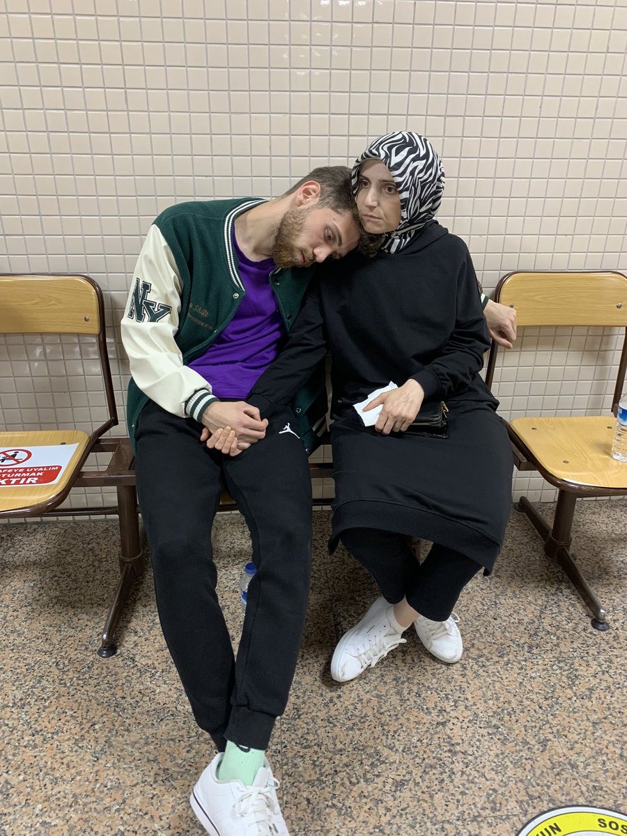 Annem ve kardeşim,
14 yaşında 2 sene askeri lise okudu diye 3. Sınıf tıp öğrencisini 4.5 yıl cezaya çarptırıp tutuklanarak ceza evine gönderildi 1 saat önce… Adalet ? Bu ülkeye çok uzak bir kelime…