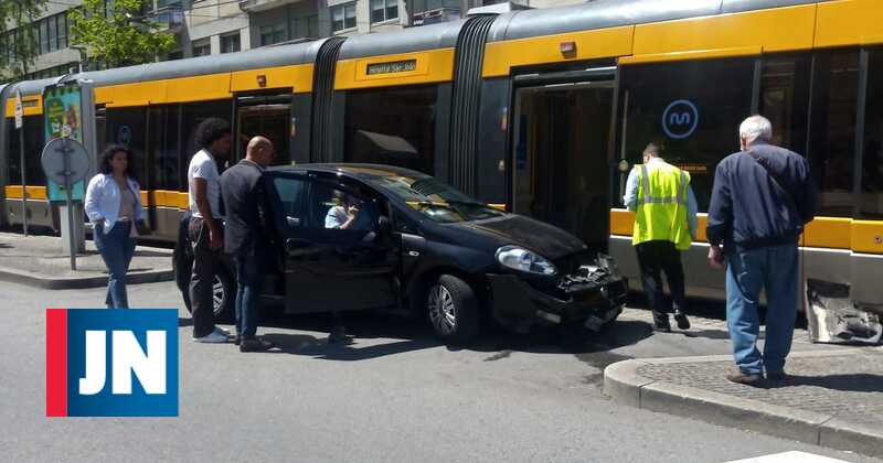 JornalNoticias's tweet photo. Carro bate contra o metro em Gaia https://t.co/Wx4xgypE9Q https://t.co/GfCQQwHJPV