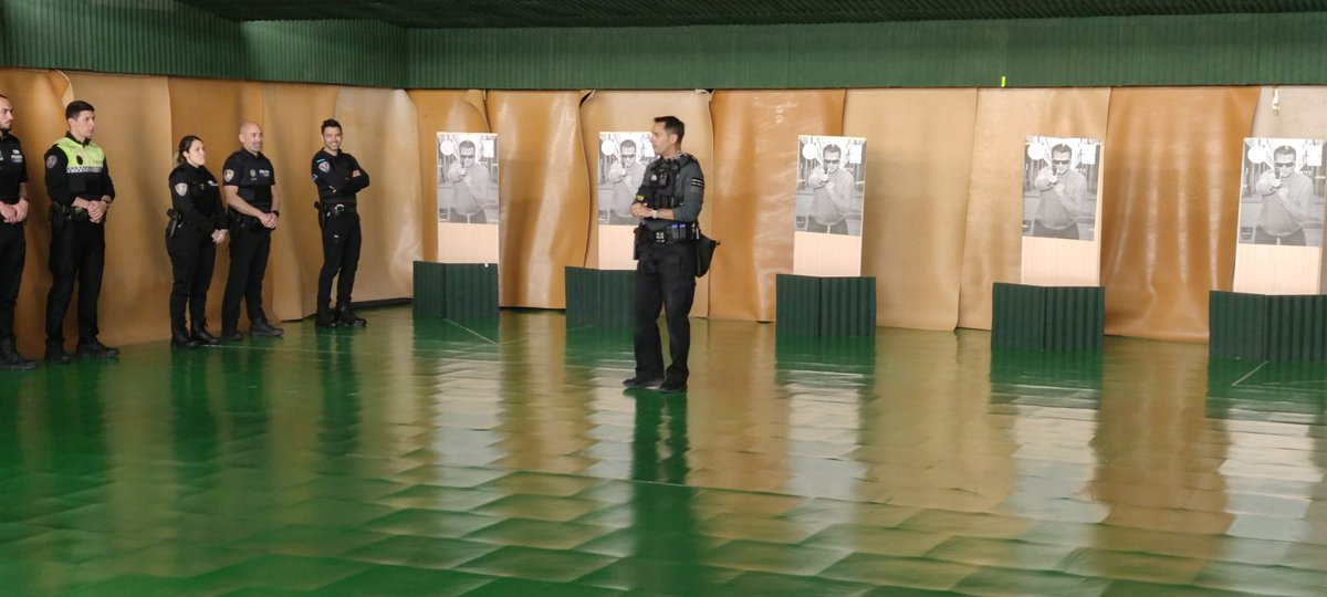112Aragon's tweet photo. 👮‍♀️👮#Formación de #PolicíasLocales de #Aragón. Los alumnos y alumnas de la Edición XXV del curso de nuevo ingreso reciben esta semana formación teórica y práctica en #tiro, impartida por docentes formadores del @GobAragon. https://t.co/MonqQh9r4m