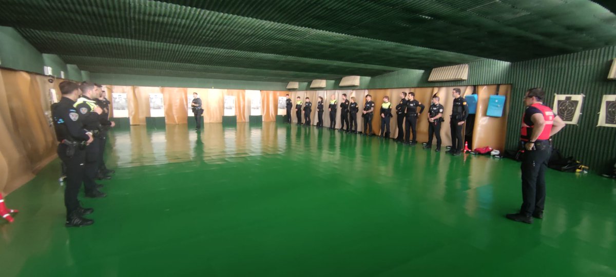 112Aragon's tweet photo. 👮‍♀️👮#Formación de #PolicíasLocales de #Aragón. Los alumnos y alumnas de la Edición XXV del curso de nuevo ingreso reciben esta semana formación teórica y práctica en #tiro, impartida por docentes formadores del @GobAragon. https://t.co/MonqQh9r4m