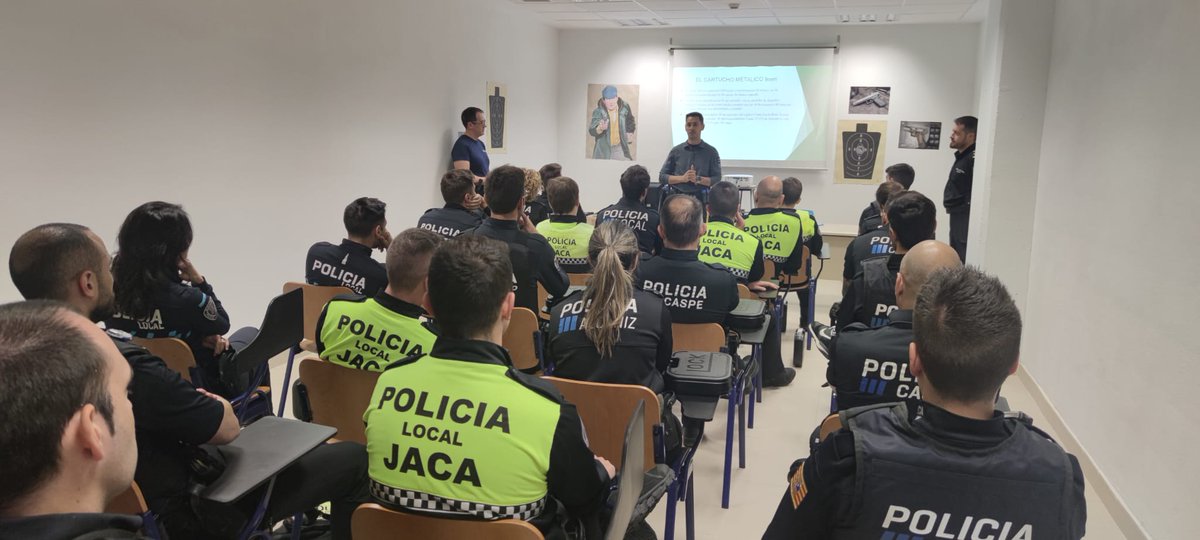 112Aragon's tweet photo. 👮‍♀️👮#Formación de #PolicíasLocales de #Aragón. Los alumnos y alumnas de la Edición XXV del curso de nuevo ingreso reciben esta semana formación teórica y práctica en #tiro, impartida por docentes formadores del @GobAragon. https://t.co/MonqQh9r4m