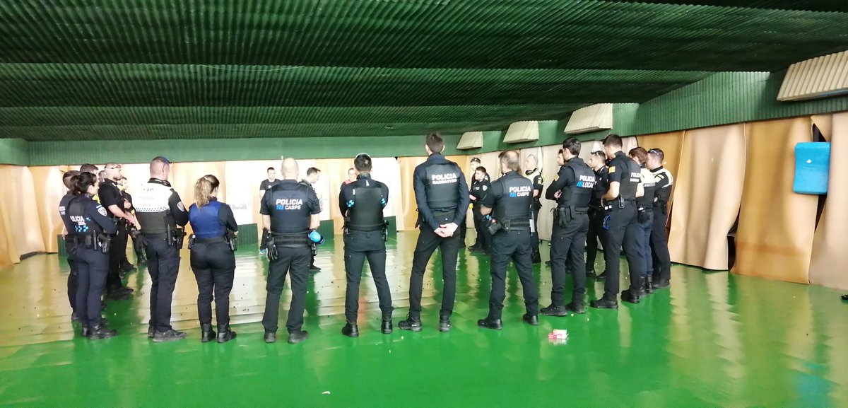 112Aragon's tweet photo. 👮‍♀️👮#Formación de #PolicíasLocales de #Aragón. Los alumnos y alumnas de la Edición XXV del curso de nuevo ingreso reciben esta semana formación teórica y práctica en #tiro, impartida por docentes formadores del @GobAragon. https://t.co/MonqQh9r4m