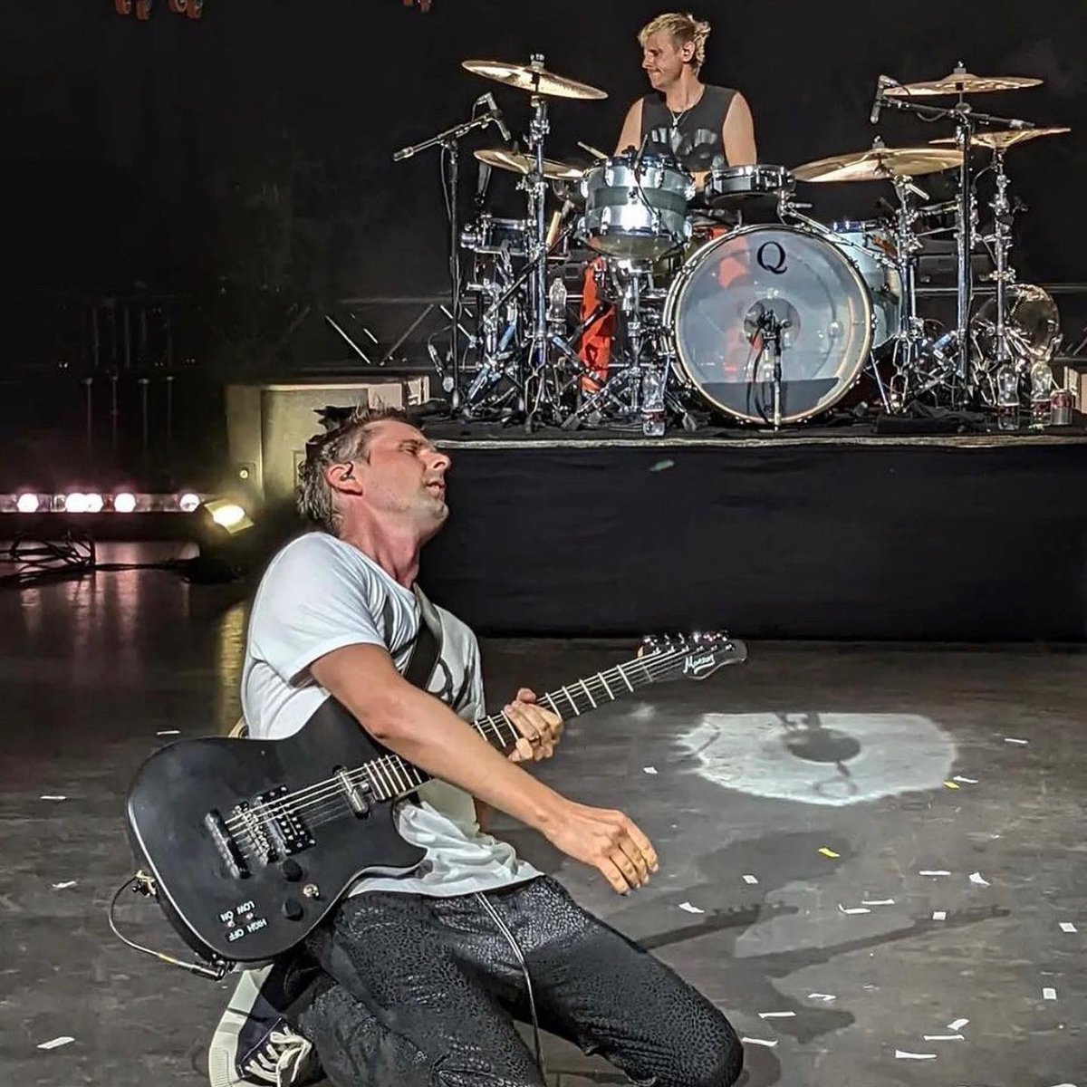 CitizensOfMuse's tweet photo. APOLLO 2 🌖Pour la deuxième
soirée Muse a livré une prestation tout aussi énergique au
publique londonien ! Retour de Map of The Problematique inexistant depuis 2018 ou encore New Born.
Prochain concert à Rock Am Ring 🇩🇪 le 4 Juin. 
#muse #musers #eventimapollo #london https://t.co/KFfdXvFmKM