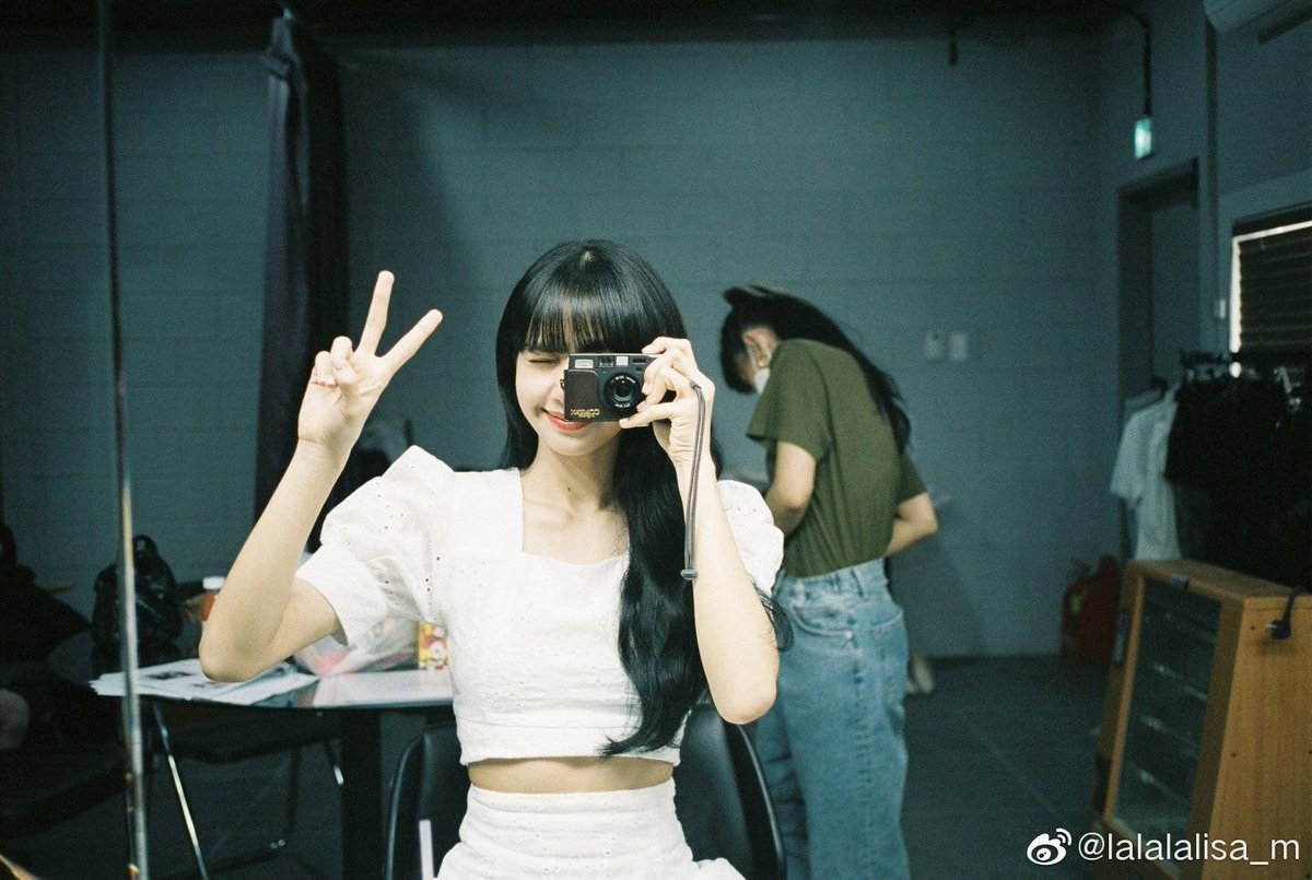 LSMFRANCE's tweet photo. #LISA ✌️ https://t.co/J7k5pmqZu6