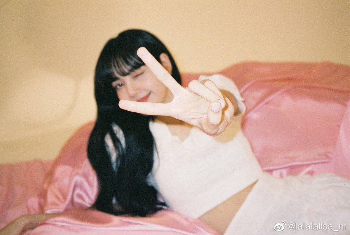 LSMFRANCE's tweet photo. #LISA ✌️ https://t.co/J7k5pmqZu6